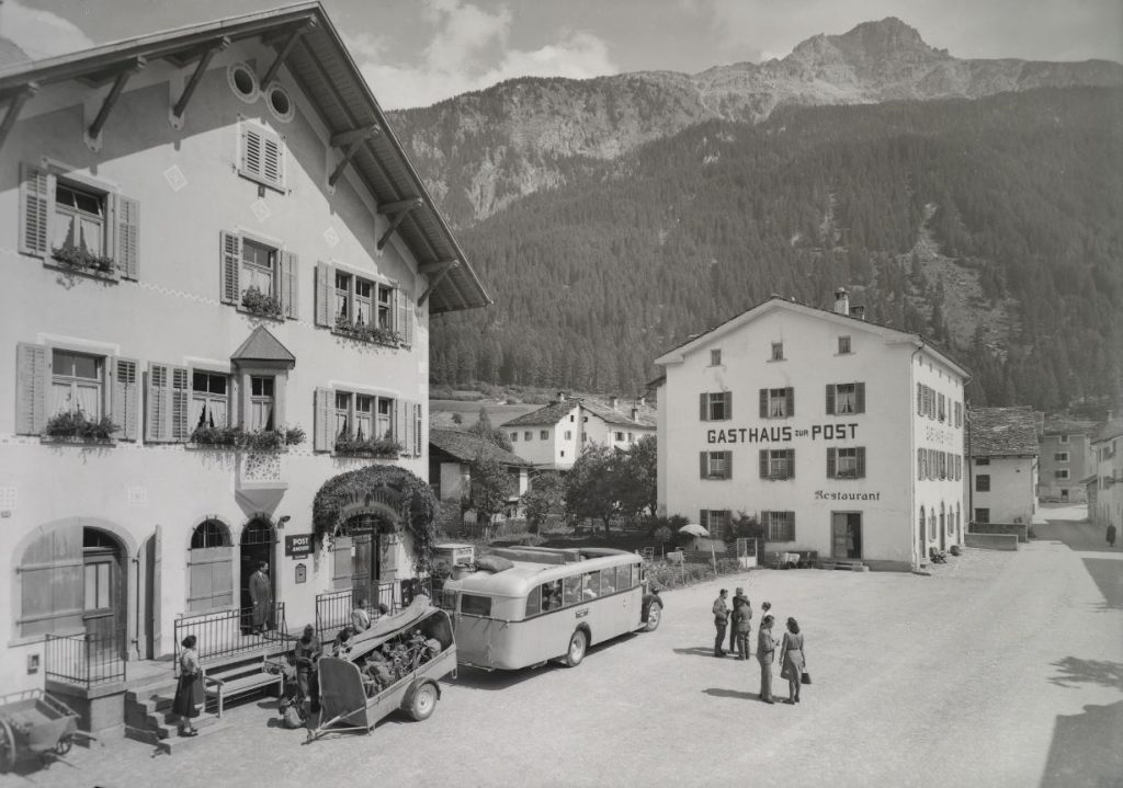 Postauto in Andeer mit Fahrradanhänger und Soldaten, 1944.